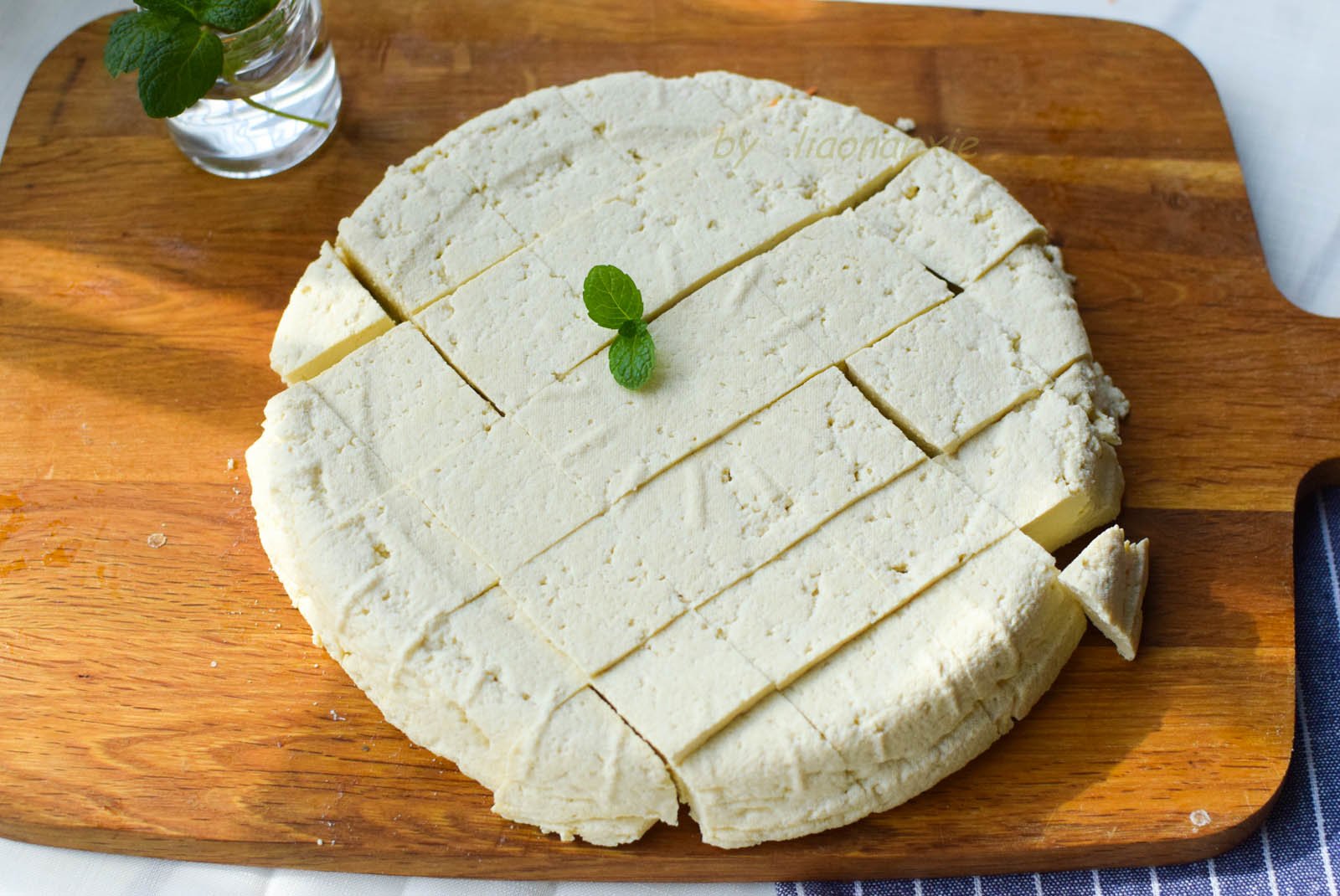 Cắt đậu phụ thành miếng to, thả vào nồi nước sôi chần qua.