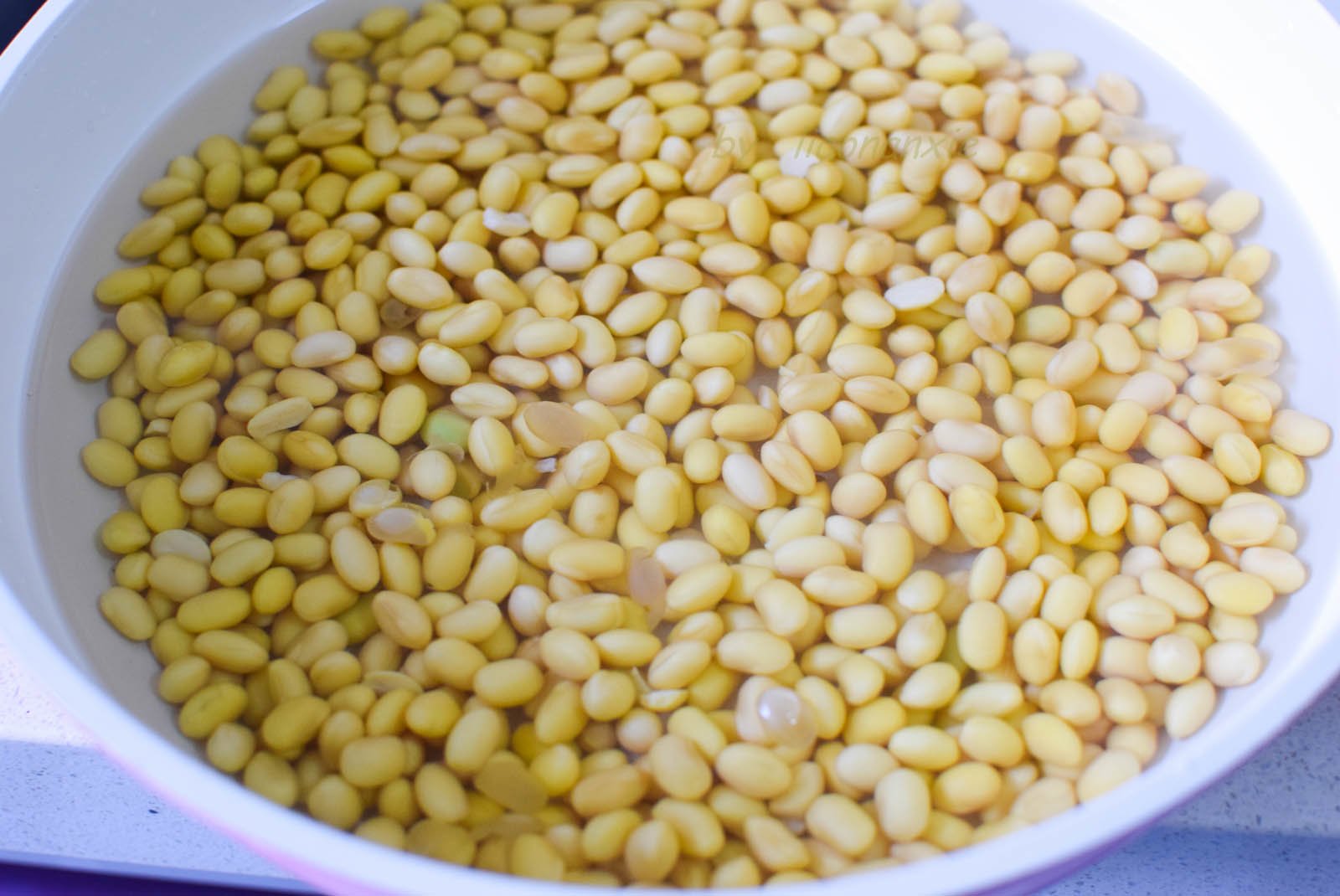 400g đậu nành ngâm trong nước sạch cho nở căng hạt.