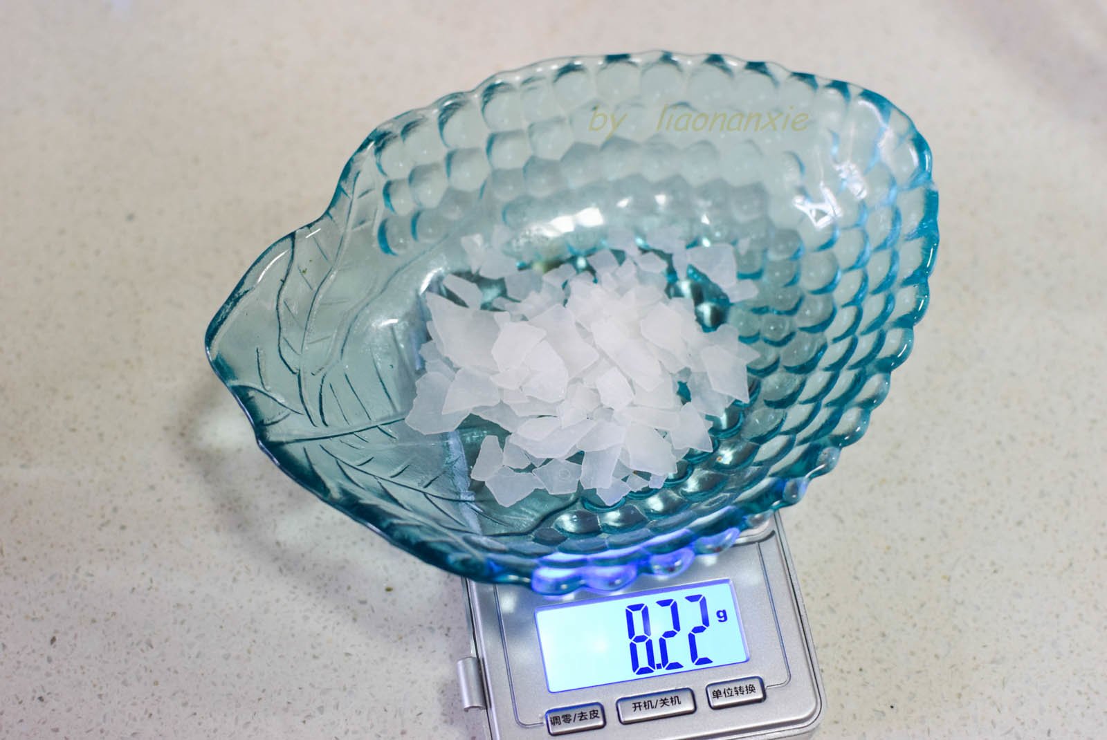 Cân 8g magie clorua, hòa tan trong bát nước.