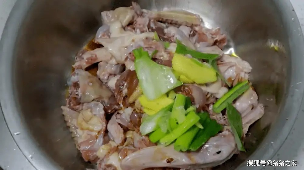 Chọn vịt non, chặt miếng vừa ăn. Ướp với muối và rượu nấu ăn trong 10 phút, sau đó rửa sạch. Ướp thịt với nước tương, muối, tiêu, rượu, gừng và hành đập dập, trộn đều để thịt ngấm gia vị và khử mùi tanh.