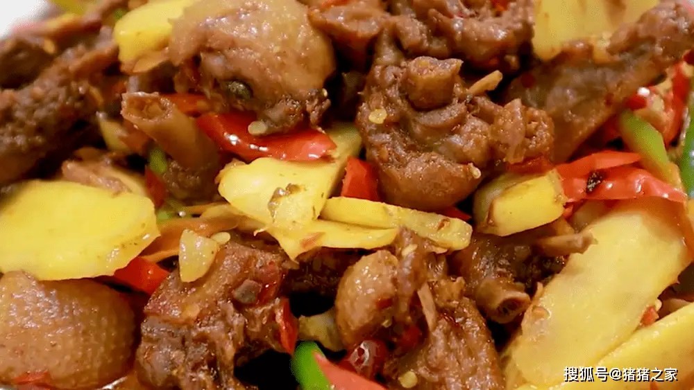 Nêm nếm với nước tương, đường, mì chính. Cuối cùng, tắt bếp, thêm một ít giấm và dầu tiêu để dậy mùi rồi cho ra đĩa.