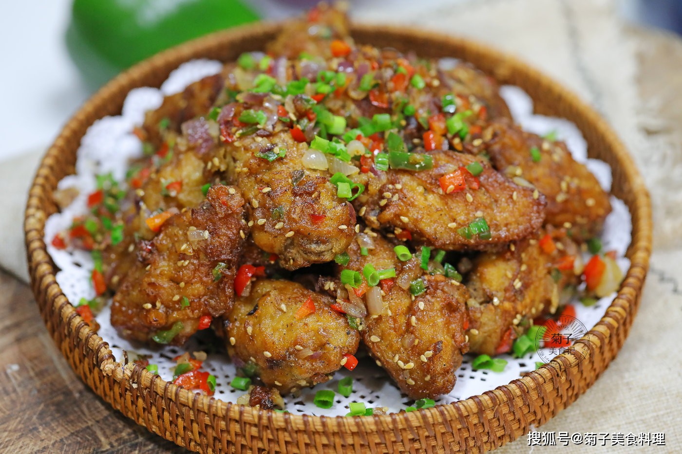 Trước khi tắt bếp, rắc thêm mè rang và hành lá, đảo đều rồi dọn ra đĩa.