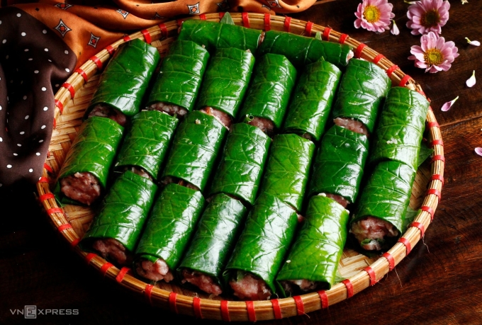 Khi cuốn, nên để mặt bóng của lá lốt ra ngoài.