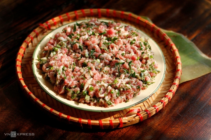 Phần nhân cũng có vai trò nhất định giúp giữ màu xanh của lá lốt khi rán.