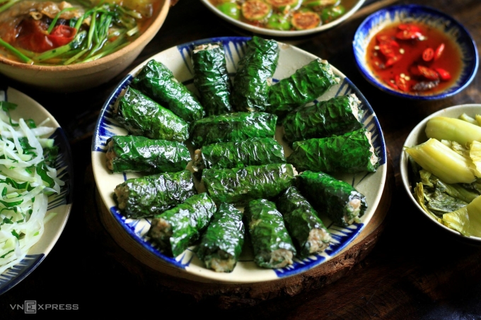 Chả lá lốt vẫn giữ được màu xanh sau khi rán giúp món ăn hấp dẫn hơn.