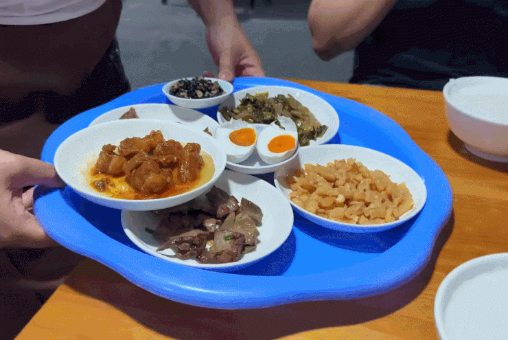 Cháo lạ ở Quảng Ninh ăn kèm cả chục món ngon, bày biện như mâm cỗ - 2