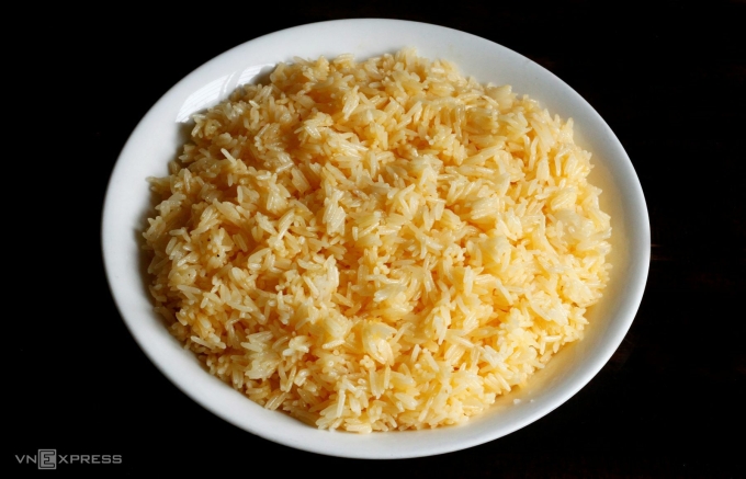 Cơm nguội trộn trứng trước khi rang .