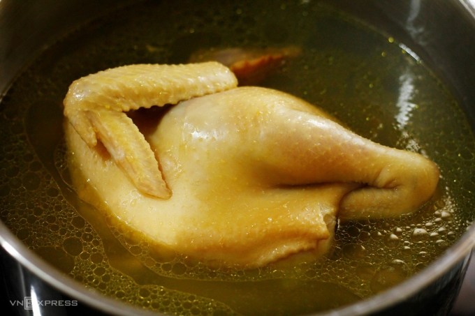 Gà luộc ngâm nước khoảng 20-30 phút giúp thịt mềm, ngọt hơn.