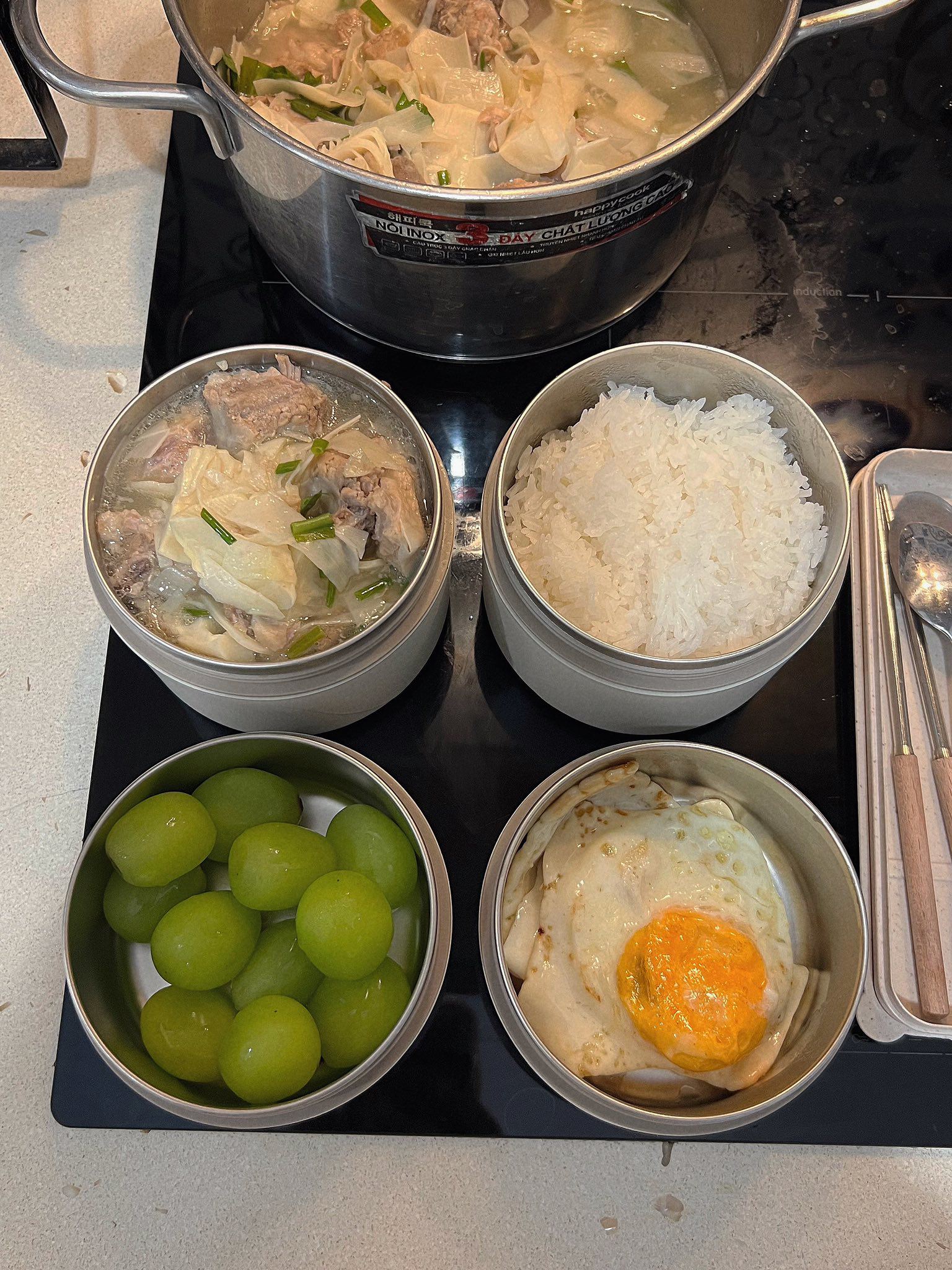 Canh sườn nấu măng - Trứng ốp - Nho xanh