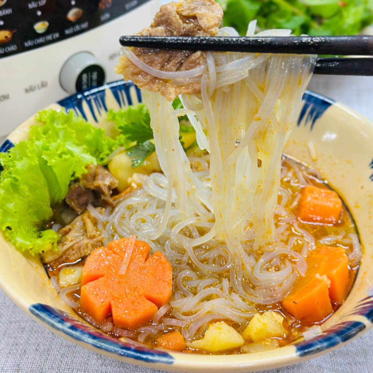 Món hủ tiếu bò kho hoàn chỉnh