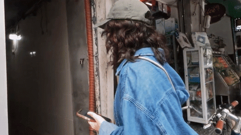 Khách Trung Quốc len lỏi ngõ ngách tìm quán bún riêu, bún ốc đông nghịt ở Hà Nội - 1