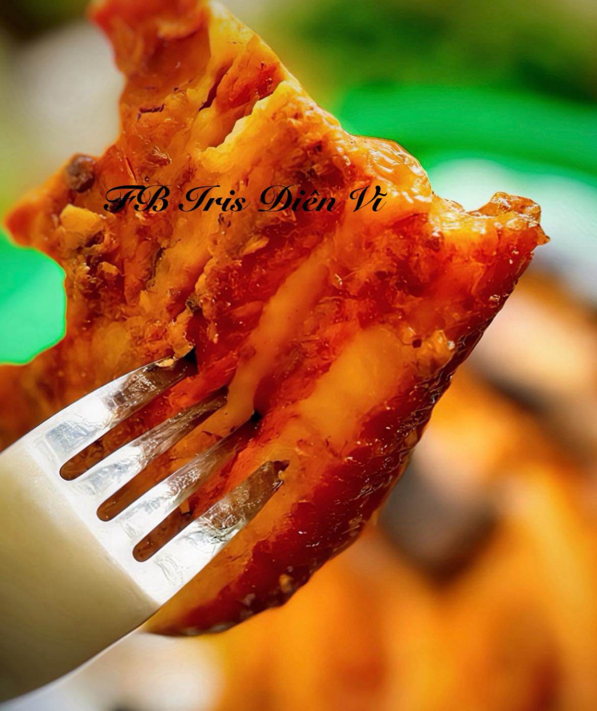 Việc kết hợp khâu nhục với trám nếp đen ỏm sẵn không chỉ là cách biến tấu độc đáo mà còn là sự kết hợp hài hòa giữa các nguyên liệu, tạo nên một món ăn vừa quen vừa lạ, mang đến trải nghiệm ẩm thực thú vị.