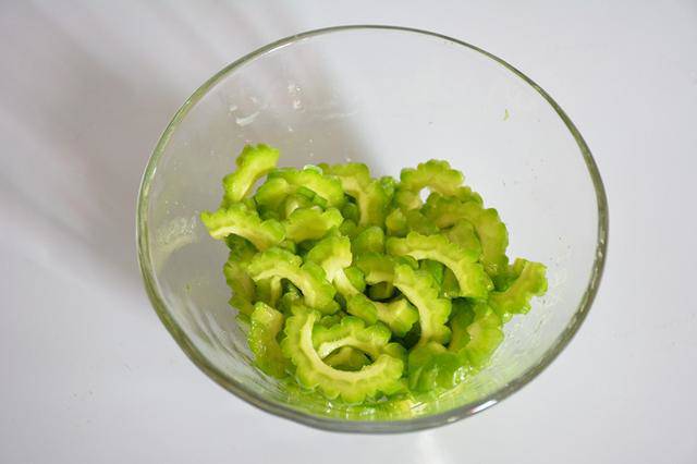 Rắc muối, ướp khoảng 5 phút để khử vị đắng và giữ độ giòn.