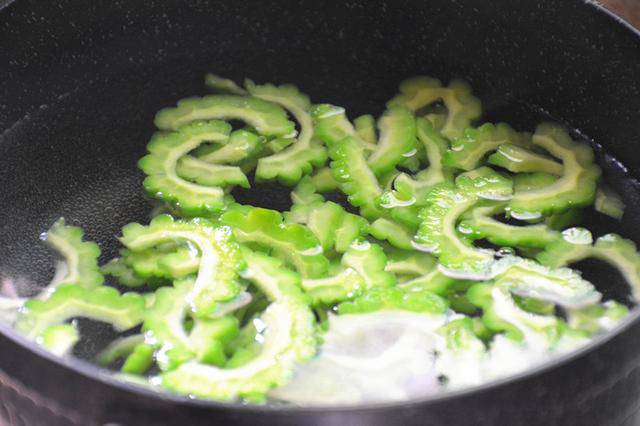 Luộc khổ qua trong nước sôi khoảng 2 phút.