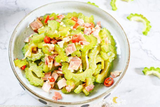 Món khổ qua trộn thịt xông khói mát lành, giòn sần sật đã hoàn thành.