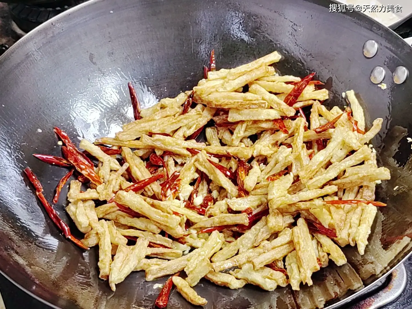 Xào củ sen với gia vị