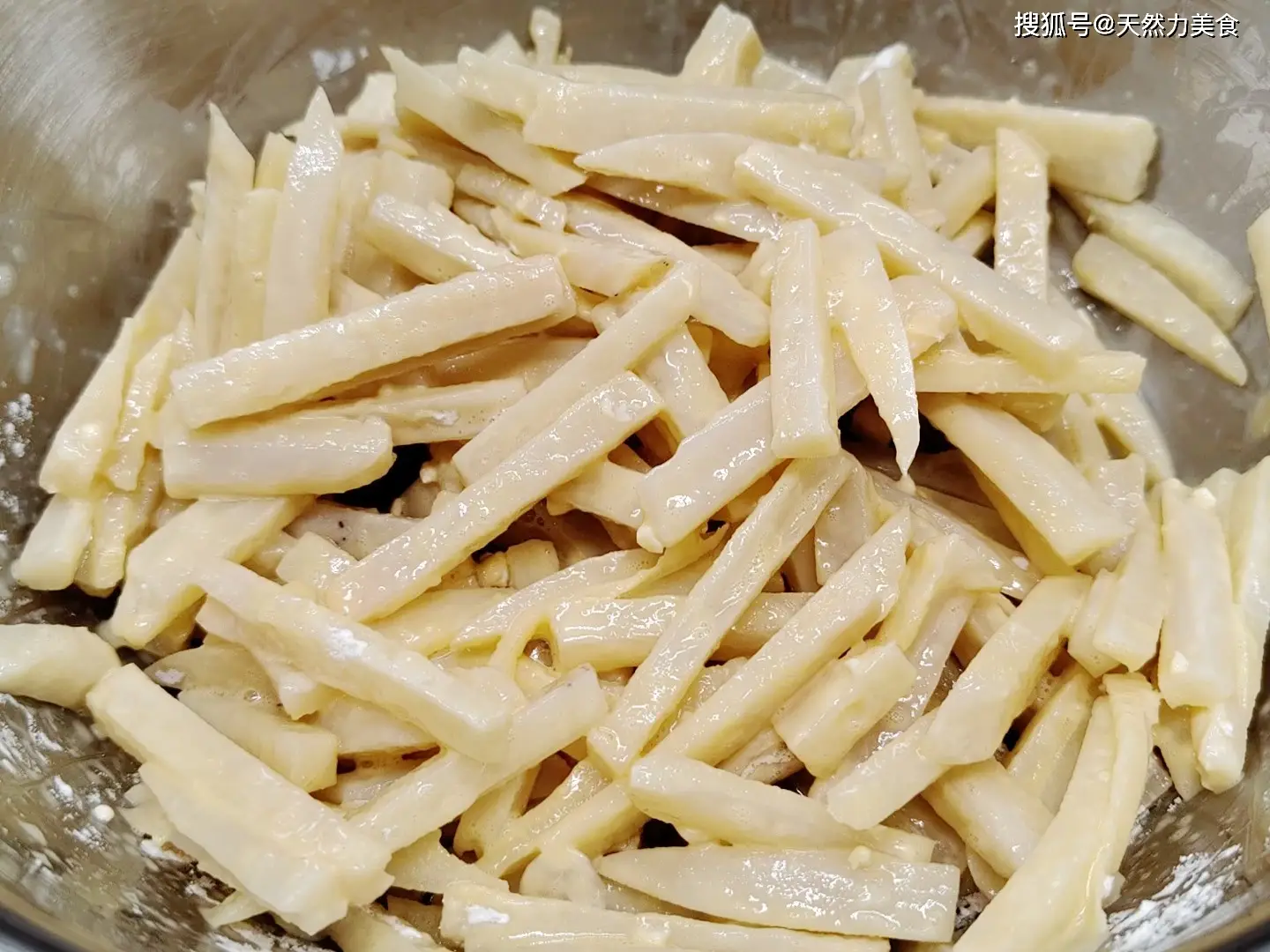 Trộn củ sen với trứng và bột bắp