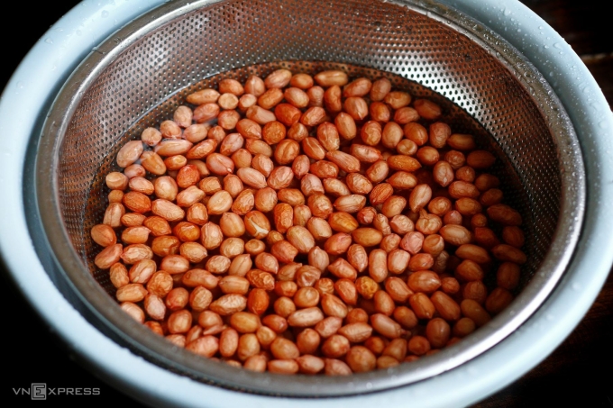 Rửa lạc giúp loại bỏ bụi bẩn và làm cho nhiệt độ khi rang được truyền đều hơn. Ảnh: Bùi Thủy