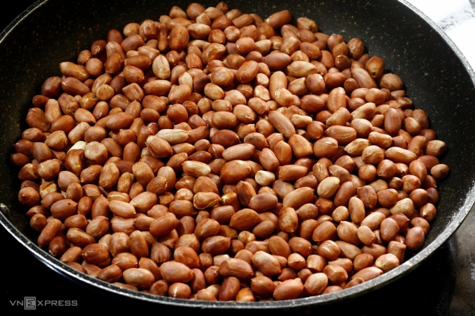 Rang lạc bằng chảo gang, lửa nhỏ giúp chín đều. Ảnh: Bùi Thủy