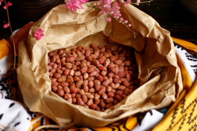 Ủ lạc giúp chín đều, giòn thơm hơn. Ảnh: Bùi Thủy