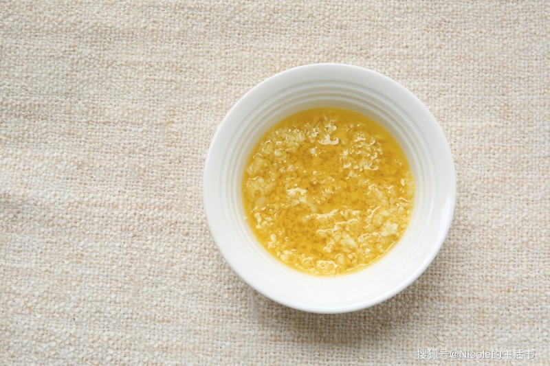 Chuẩn bị tỏi băm trộn dầu.