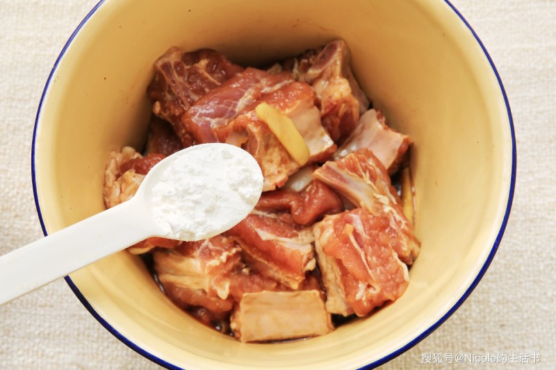 Trộn bột năng với sườn.