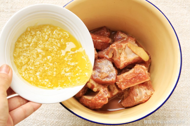 Thêm tỏi đã trộn dầu vào sườn.