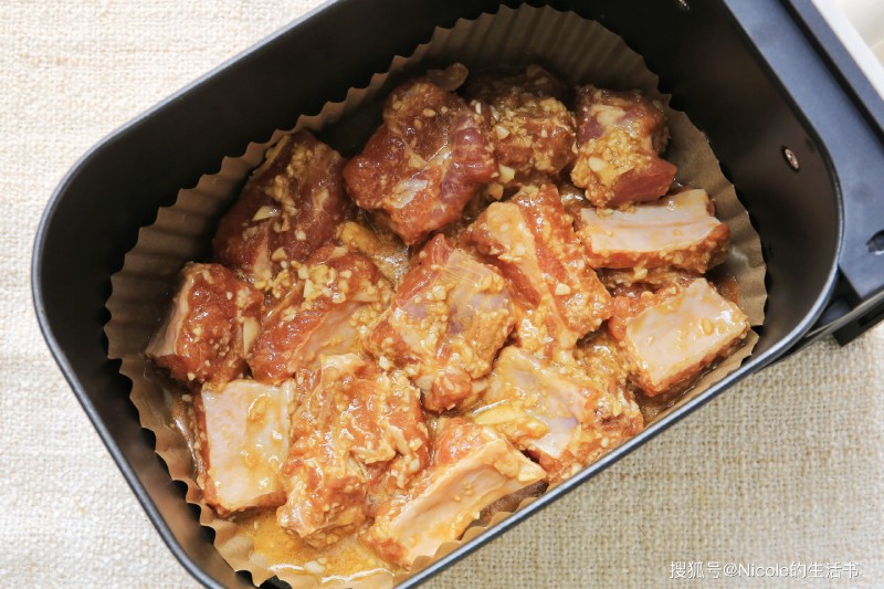 Nướng sườn trong nồi chiên không dầu.