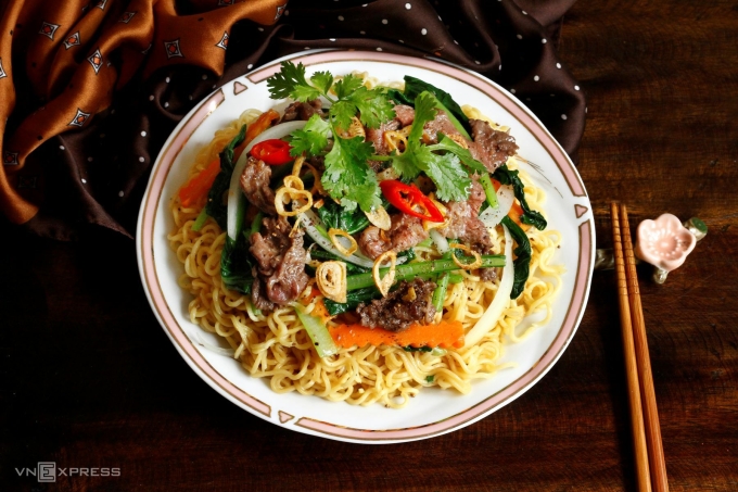 Mì xào thịt bò, rau cải. Ảnh: Bùi Thủy