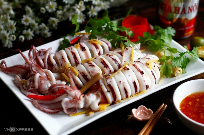 Các món hải sản nhanh chín nên hấp để giữ vị ngọt tự nhiên và chất dinh dưỡng. Ảnh: Bùi Thủy