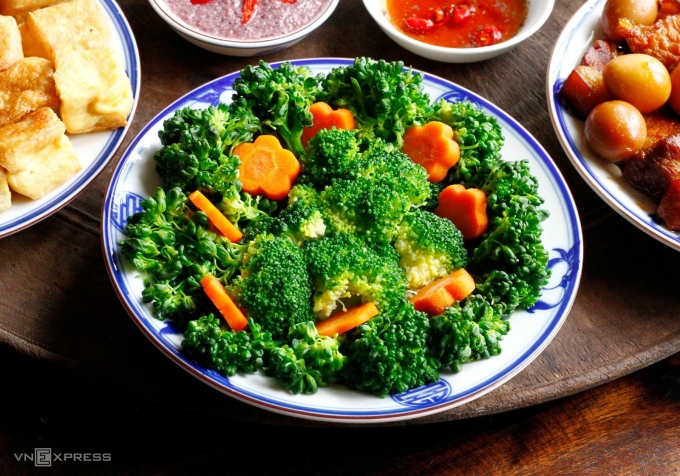 Rau hấp giữ chất và ngon ngọt hơn luộc. Ảnh: Bùi Thủy