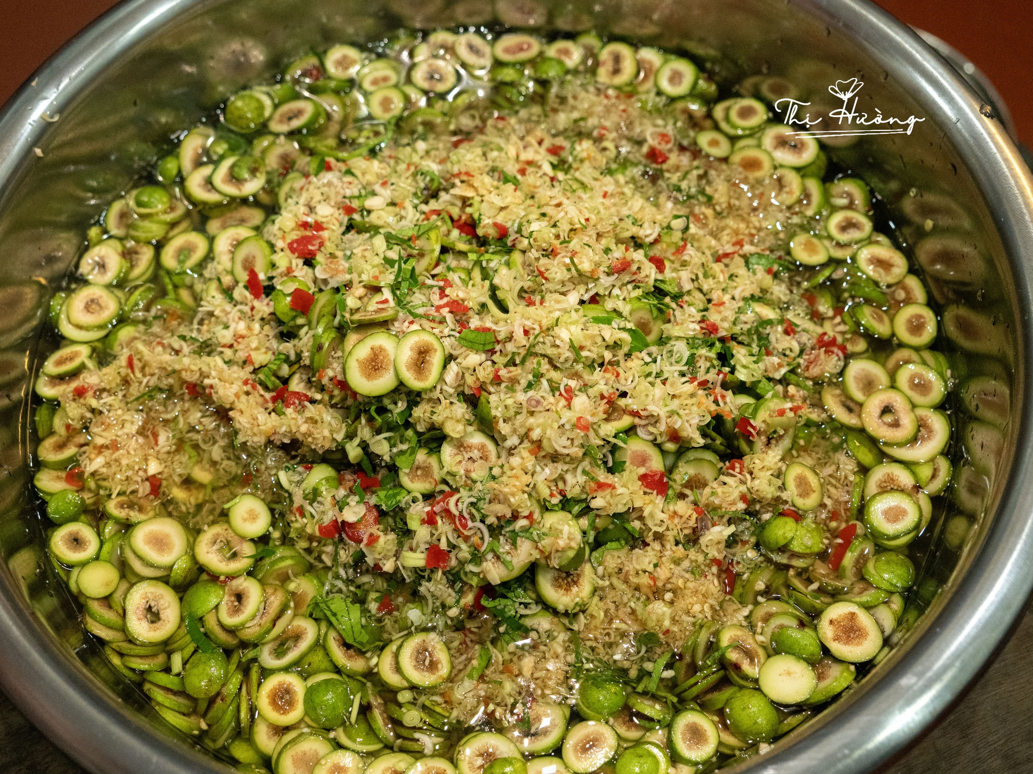 Trộn sung: Trút hỗn hợp nước trộn vào sung, đảo đều tay, sau khi ngâm 1 tiếng là có thể ăn được, cho vào hũ bảo quản tủ mát để được 1-2 tuần. Càng để lâu sung sẽ càng ngấm gia vị và càng ngon. Lưu ý: dùng vật nặng chèn bề mặt sung ngập nước để không bị thâm.