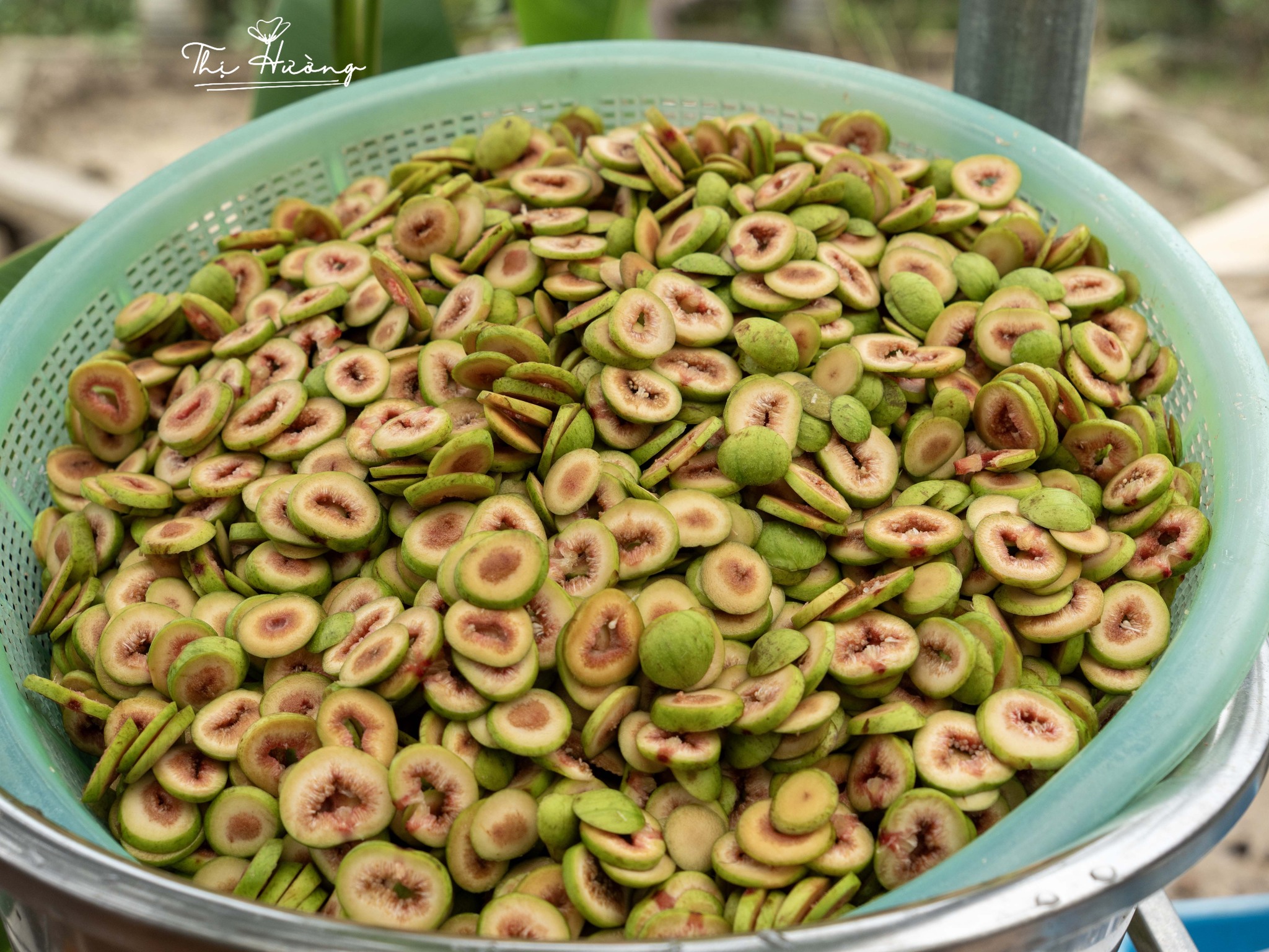 Sau đó vớt ra, để ráo, thái lát vừa ăn.