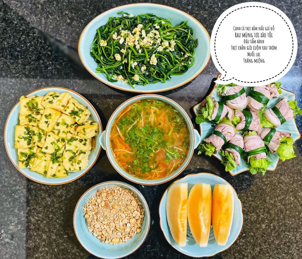 Canh thịt nấu chua - Đậu tẩm hành - Rau mùng tơi xào tỏi - Thịt chân giò cuộn rau thơm