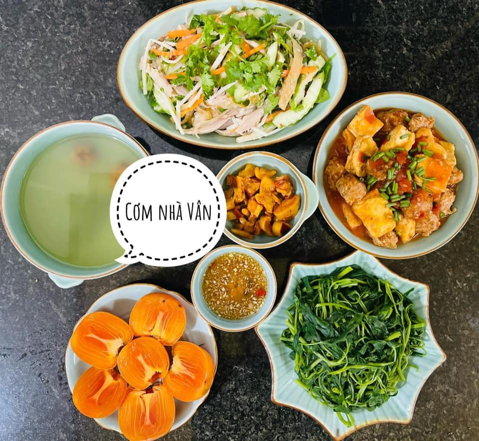 Nộm gà xé phay - Đậu sốt thịt viên - Rau muống luộc