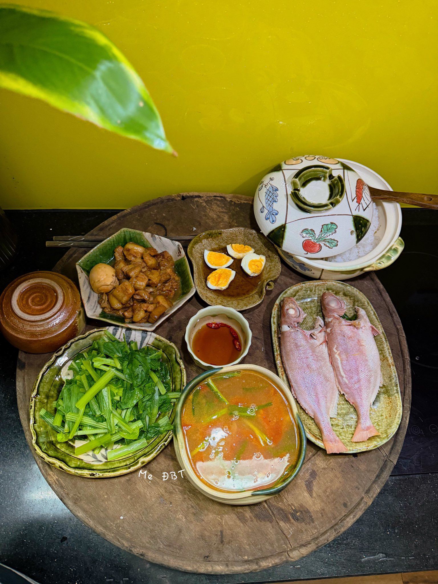 Cá bã trầu nấu canh chua - Thịt kho trứng - Rau cải luộc chấm trứng