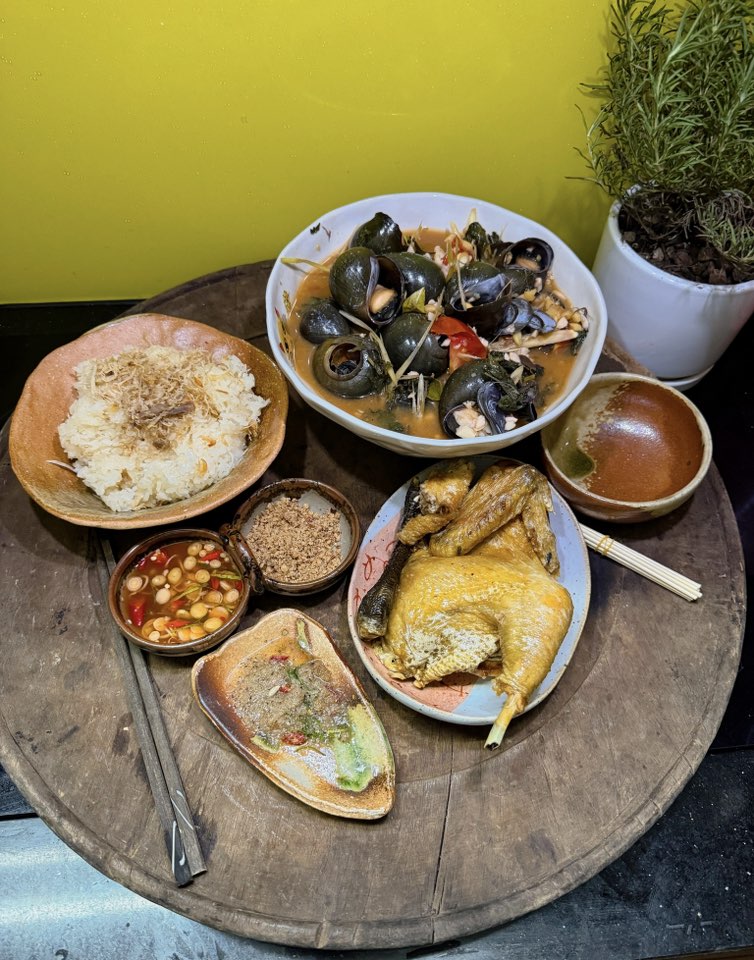 Xôi dừa - Gà chiên - Ốc nấu mẻ chua