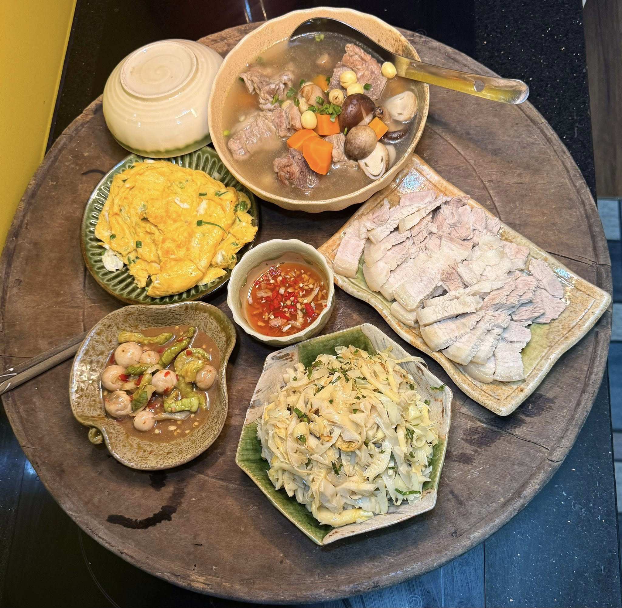 Măng xào - Trứng rán hành - Thịt luộc - Canh rau củ hầm nấm