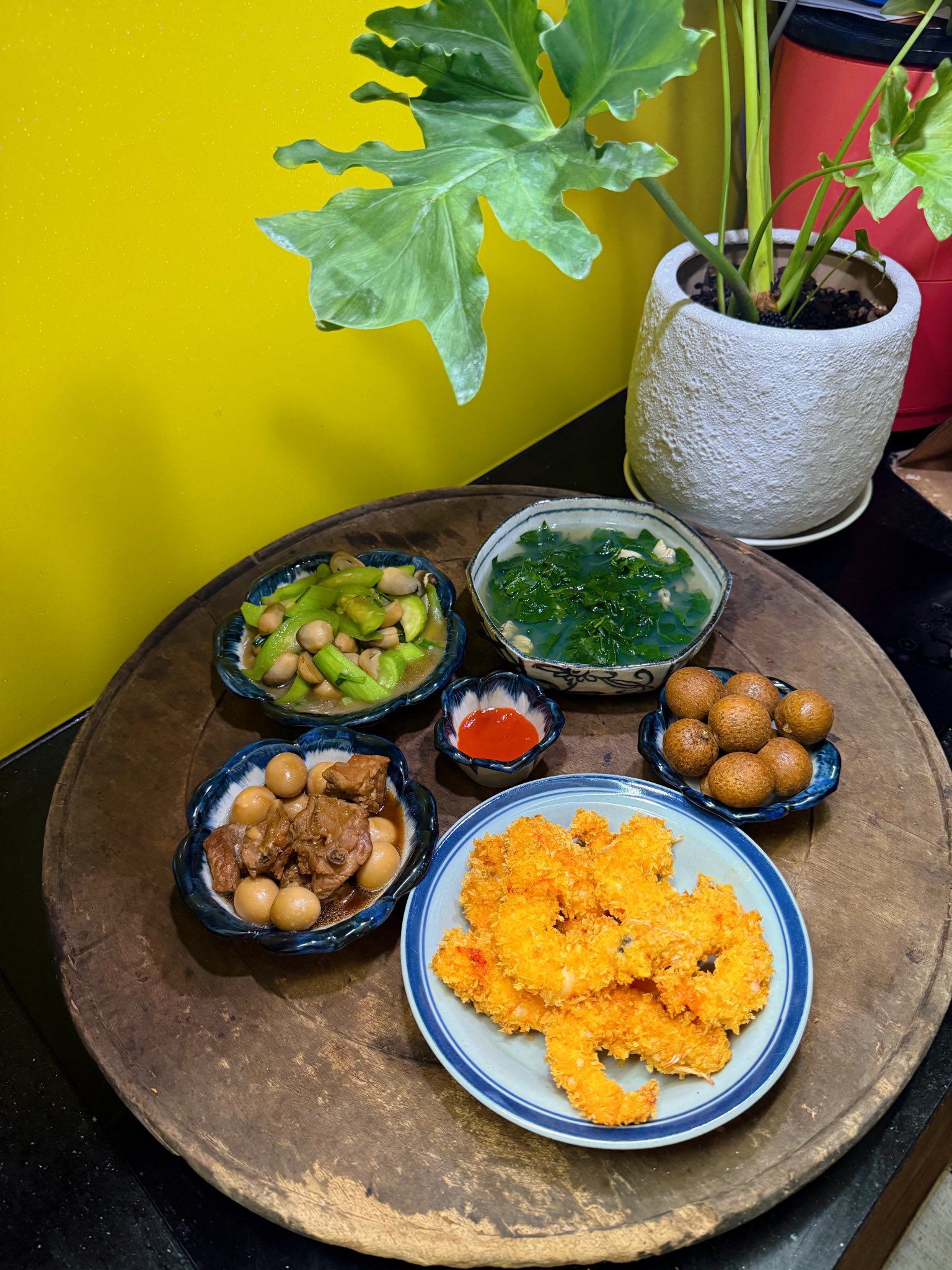 Sườn kho trứng cút - Canh rau ngót nấu ngao - Nấm rơm xào mướp - Tôm tẩm bột chiên xù