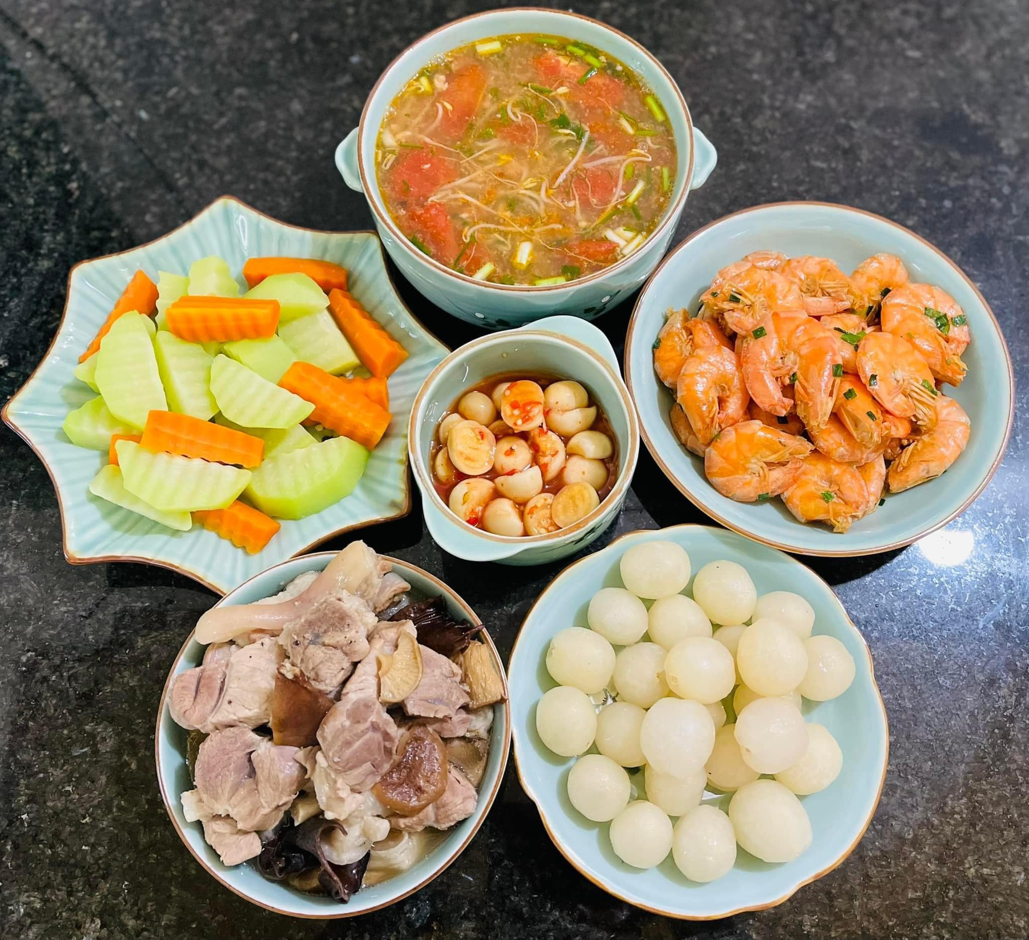 Thịt hầm - Rau củ luộc - Tôm kho - Canh chua thịt băm