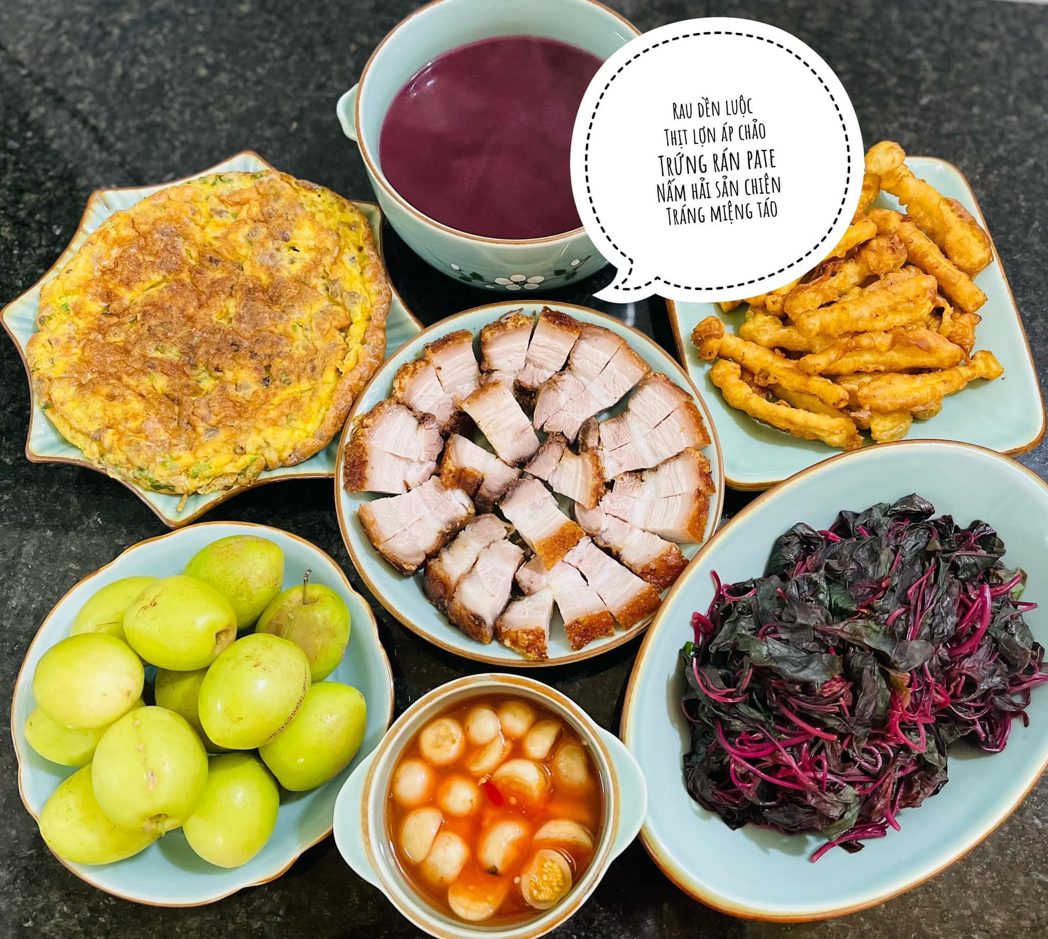 Thịt áp chảo - Rau dền luộc - Trứng rán pate