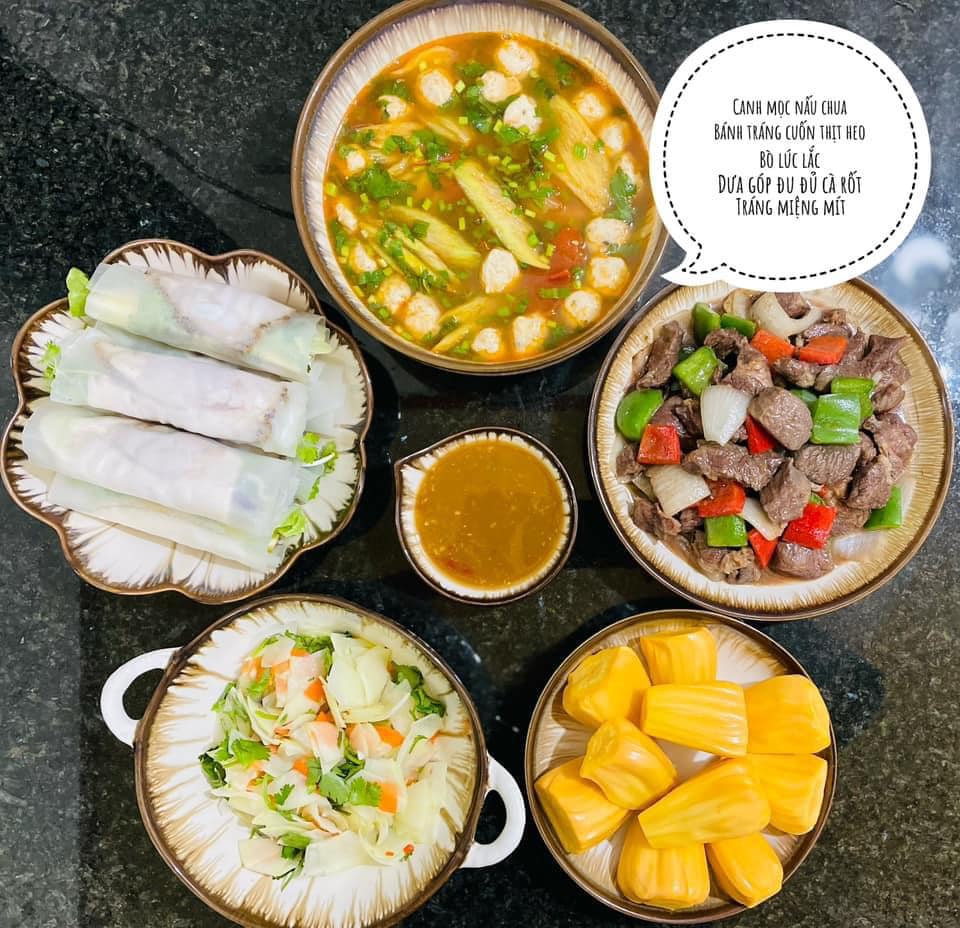 Bò lúc lắc - Canh mọc nấu chua - Dưa góp đu đủ cà rốt - Bánh tráng cuốn thịt heo