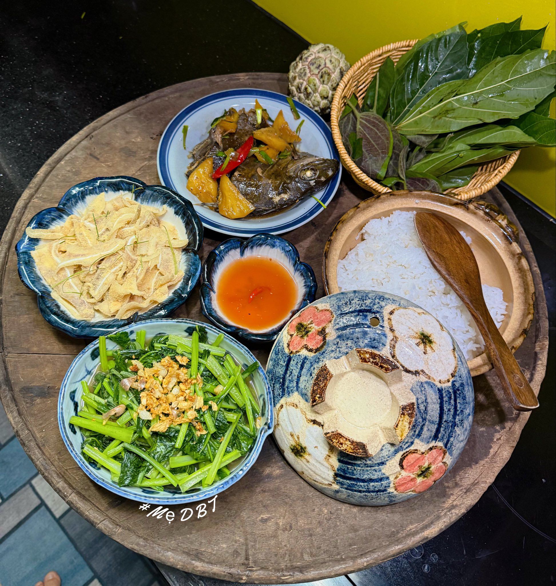 Cá dìa kho thơm - Cải ngọt xào tỏi - Nem tai