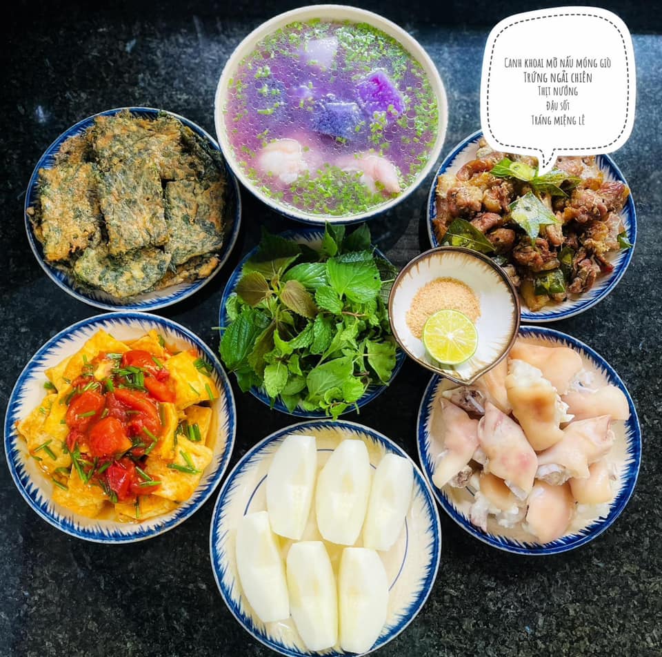 Canh khoai mỡ nấu móng giò - Đậu sốt - Chả nướng - Trứng rán lá ngải