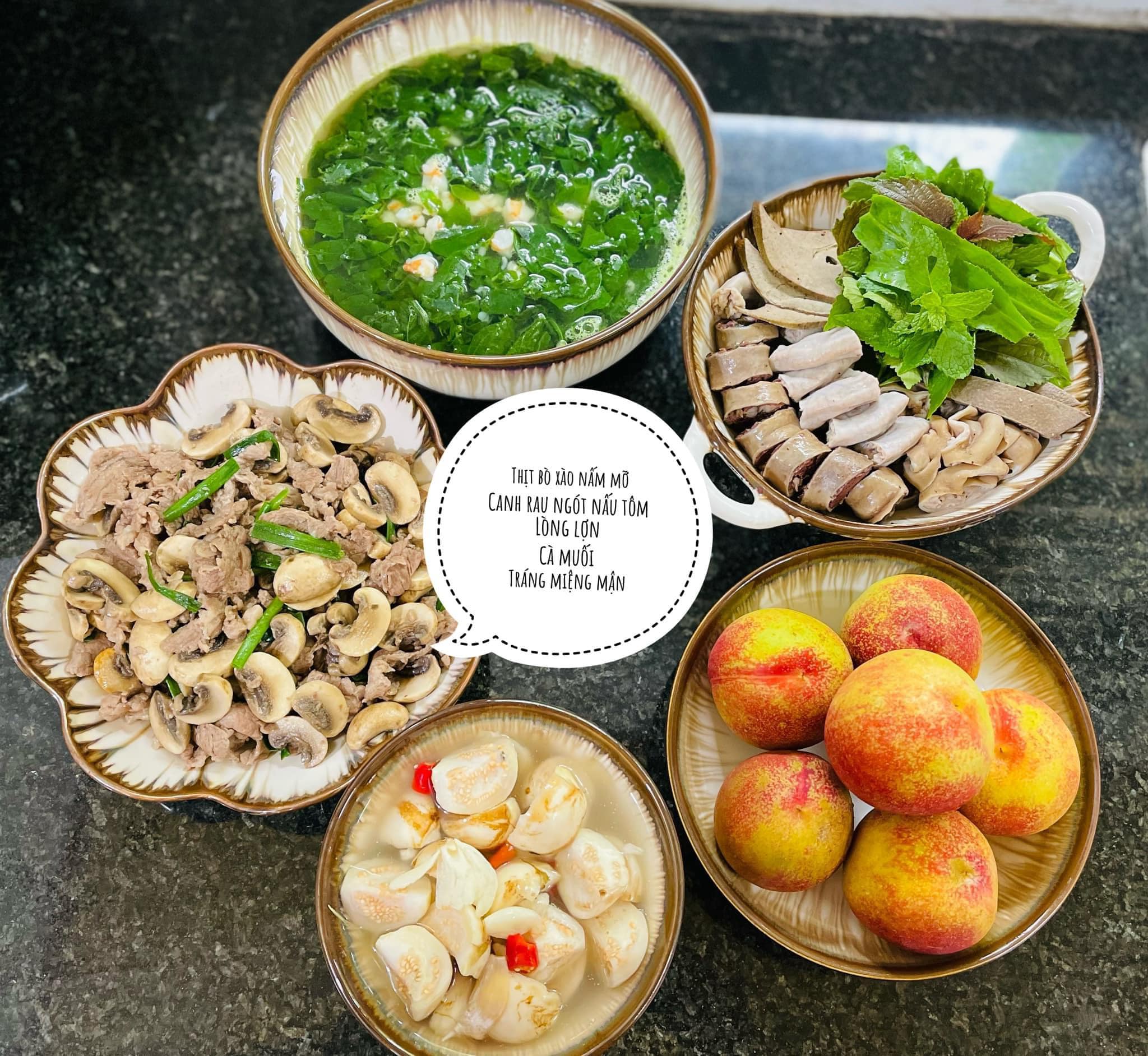 Lòng lợn - Thịt bò xào nấm mỡ - Canh tôm nấu rau ngót