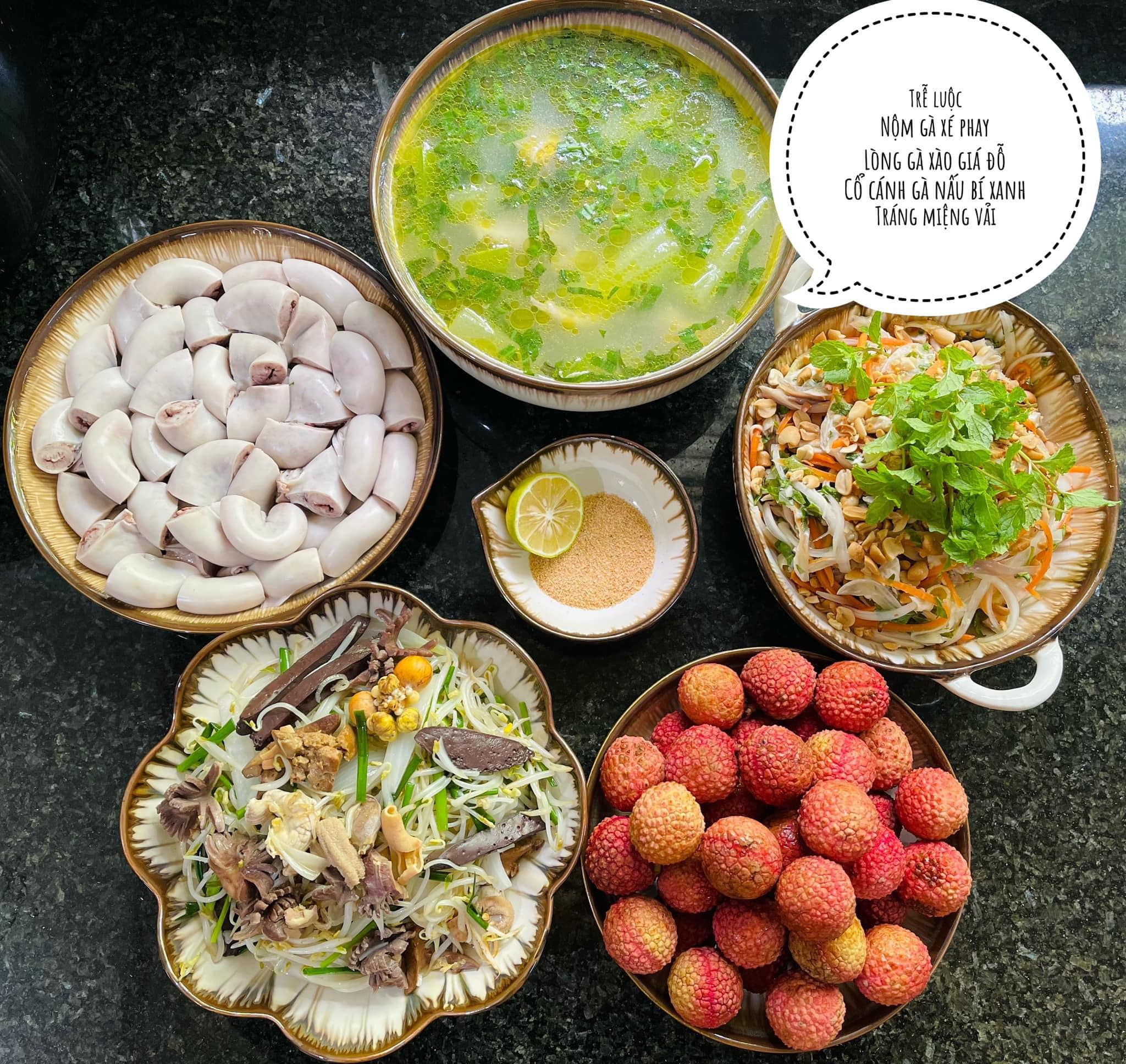 Tràng lợnluộc - Lòng gà xào giá - Nộm gà xé phay - Cổ cánh gà nấu canh bí xanh