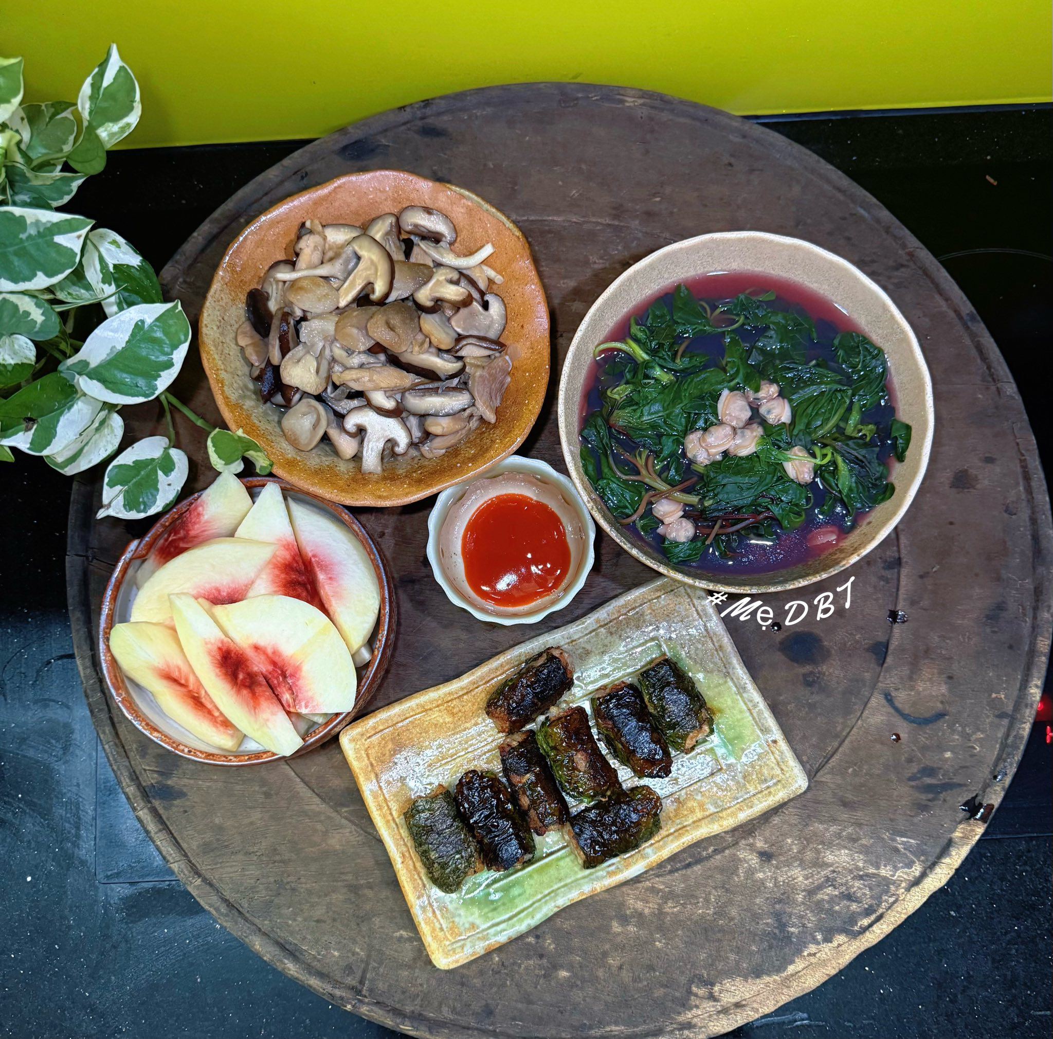 Nấm xào - Canh nghêu nấu rau dền - Chả lá lốt