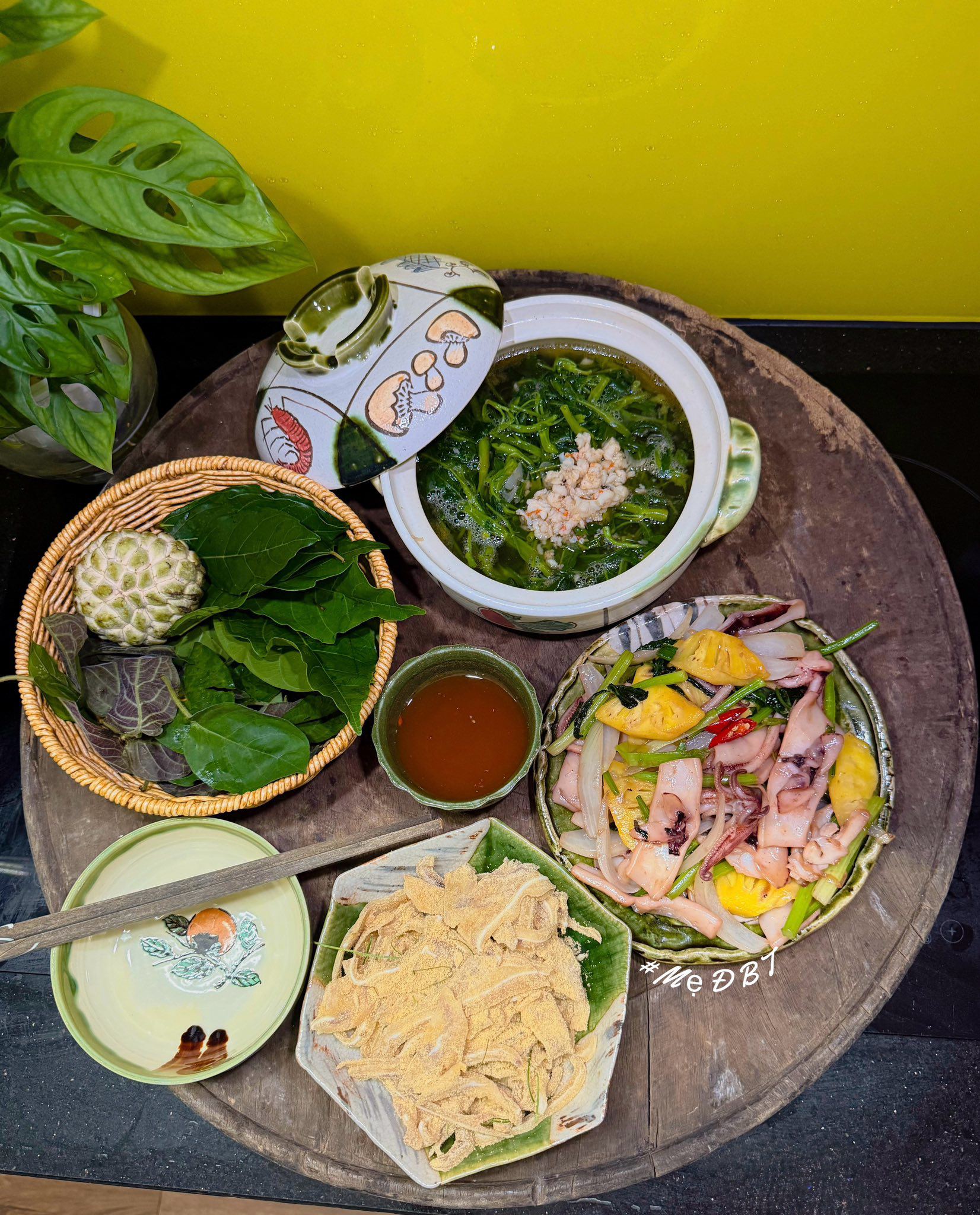 Mực xào dứa - Nem tai - Canh rau muống nấu tôm