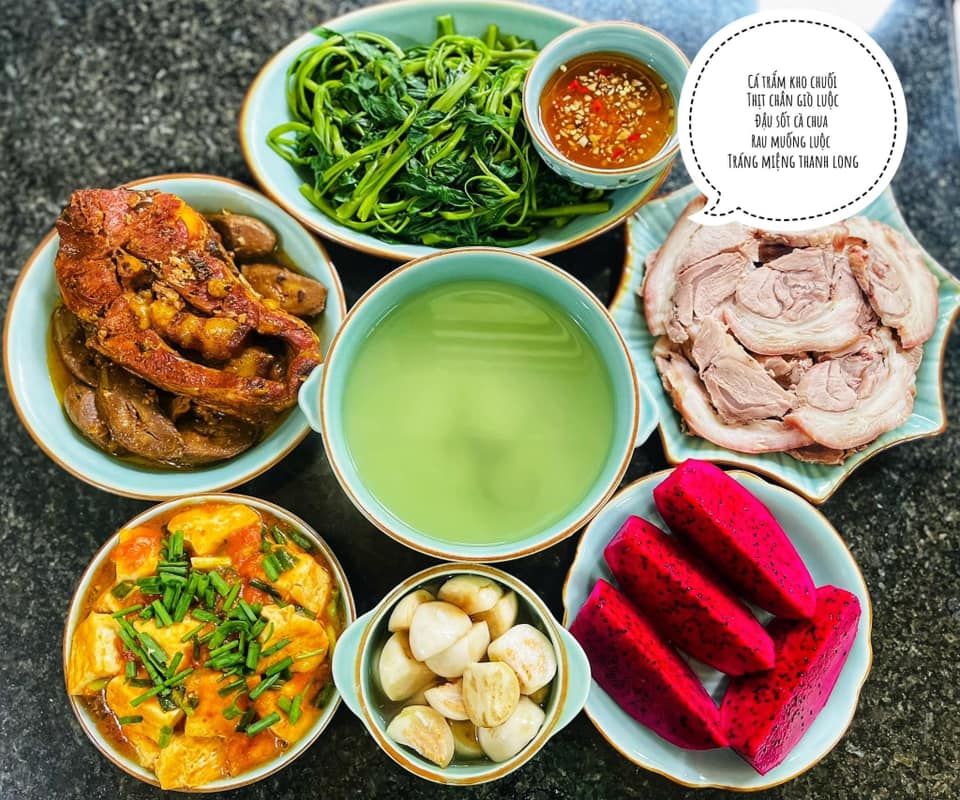 Cá kho - Thịt luộc - Đậu sốt - Rau muống luộc