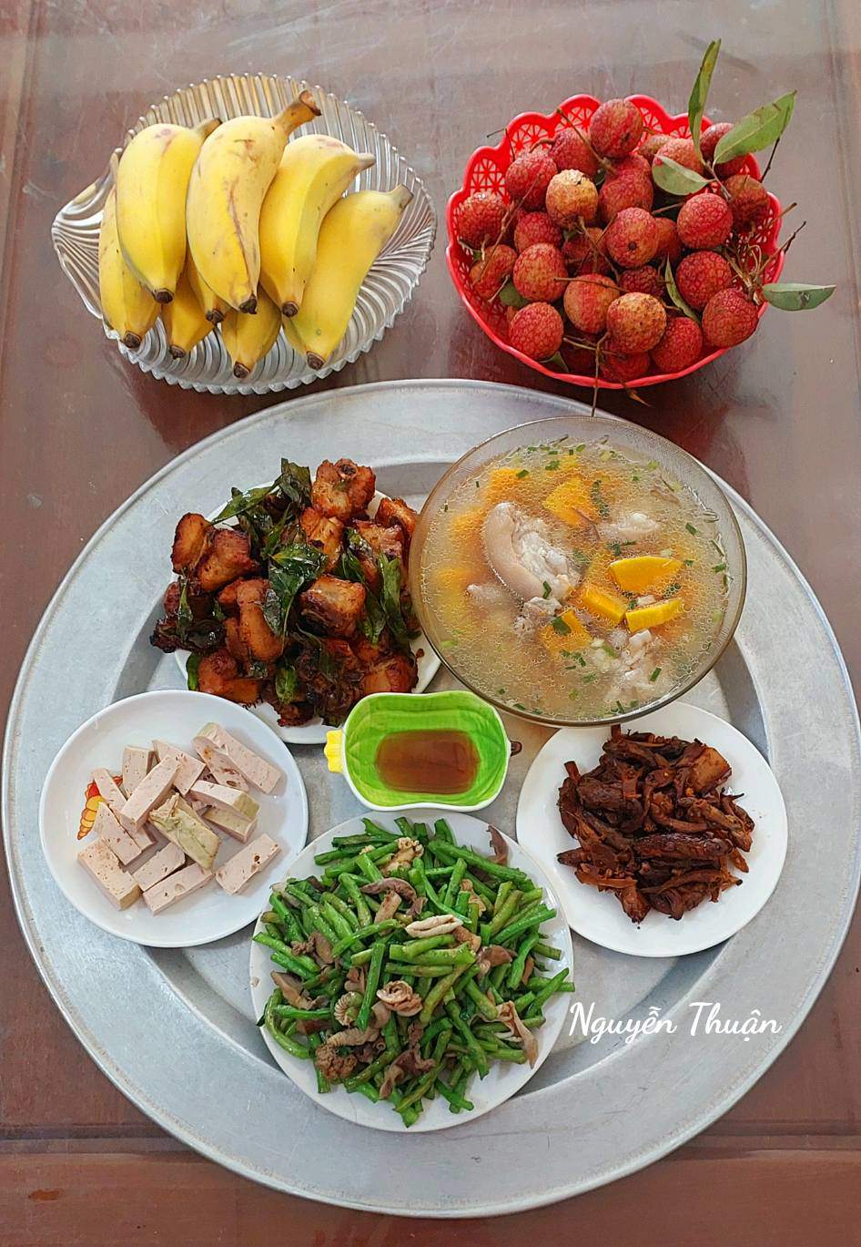 Sườn nướng lá mắc mật - Cá bống kho - Giò lụa - Đỗ đũa xào lòng mề gà - Canh móng giò bí đỏ